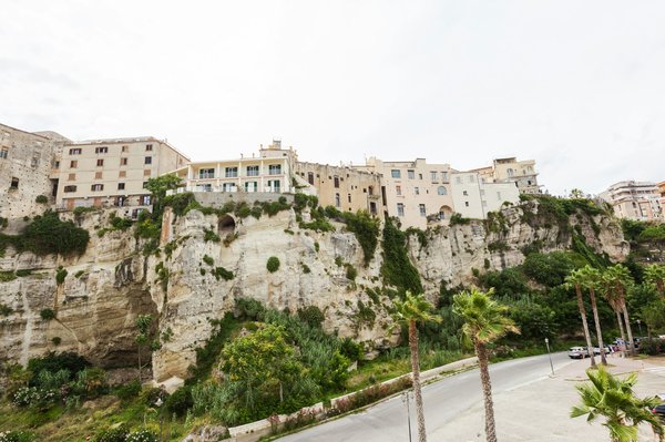Décoration intérieure avec les affiches de la ville de Bayonne